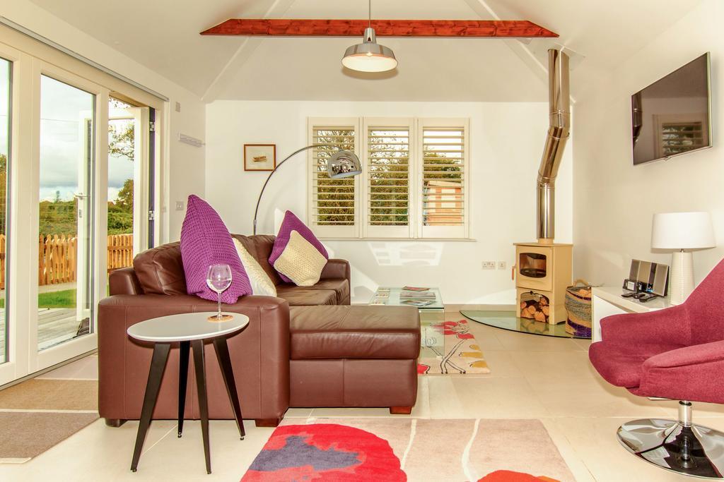 Harry'S At Spire Cottage Dog Friendly Cottage Chichester Room photo